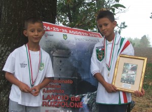 A destra, Giacomo Ceresoli, 9 anni, medaglia d'oro, con il fratello Mirko, 7 anni, medaglia d'argento